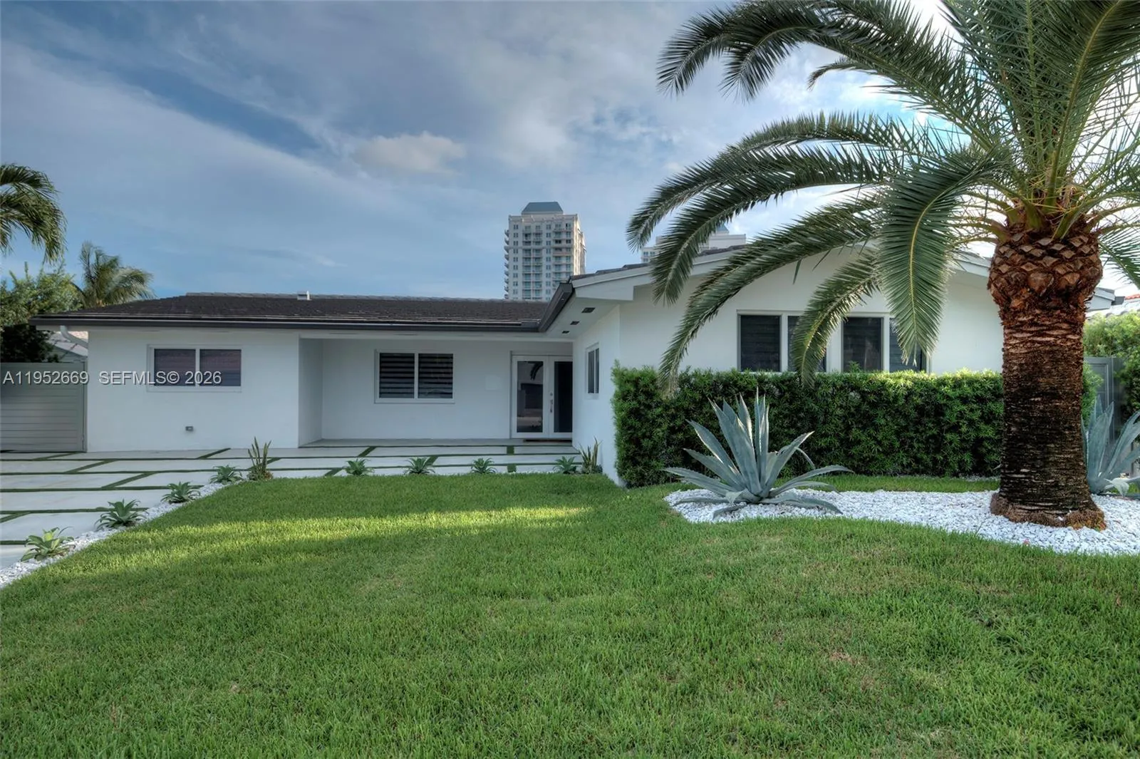 Foto de propiedad en 1250 NE 82nd Street, Miami, FL 33138 Miami con MLS# 