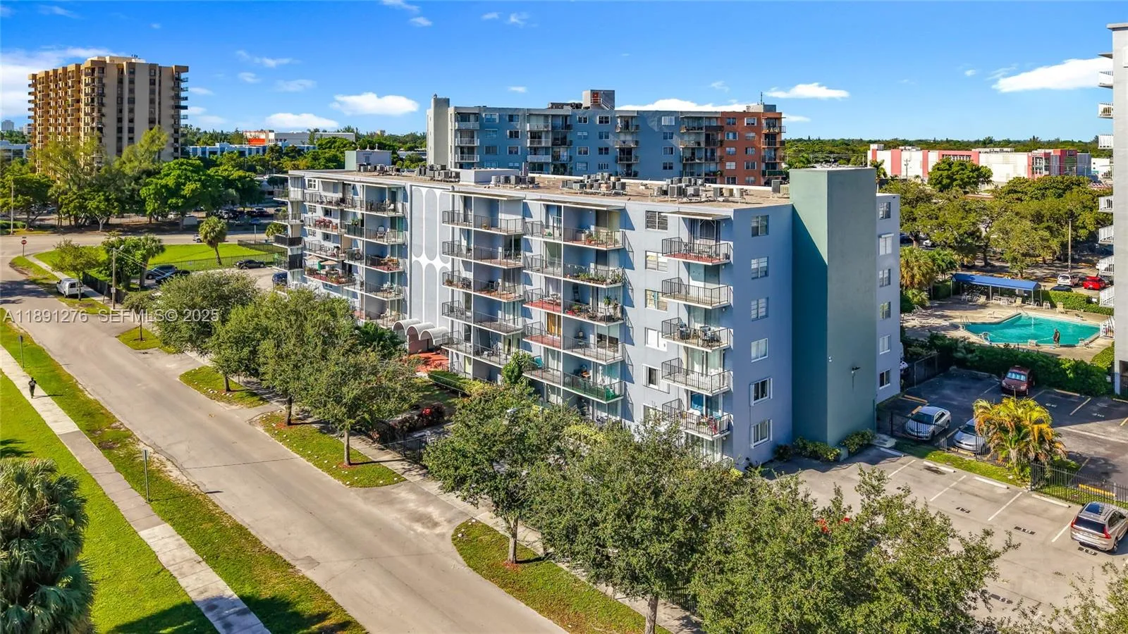 Foto de propiedad en 12500 NE 15th Avenue 105, North Miami, FL 33161 North Miami con MLS# 