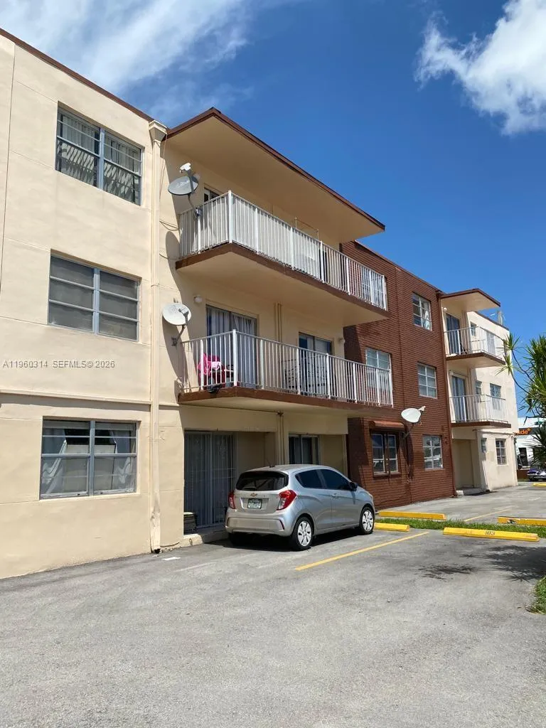 Foto de propiedad en 12500 NE 5th Avenue 101, North Miami, FL 33161 North Miami con MLS# 