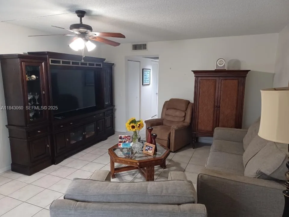 Foto de propiedad en 1251 SW 134th Way 301A, Pembroke Pines, FL 33027 Pembroke Pines con MLS# 
