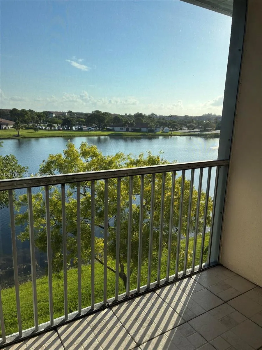 Foto de propiedad en 1251 SW 134th Way 405A, Pembroke Pines, FL 33027 Pembroke Pines con MLS# 