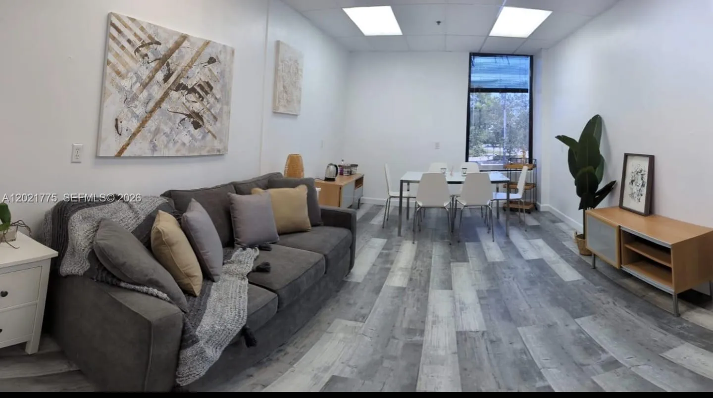 En Venta 12550 Biscayne Boulevard 220, North Miami, FL 33181, North Miami, FL 33181
