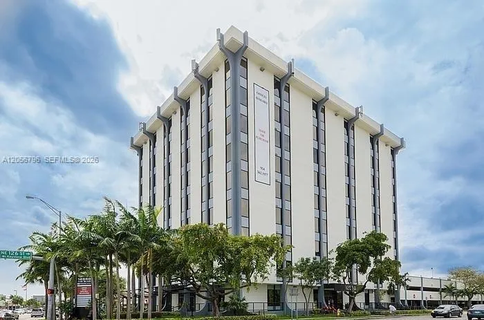 En Venta 12550 Biscayne Boulevard 403, North Miami, FL 33181, North Miami, FL 33181