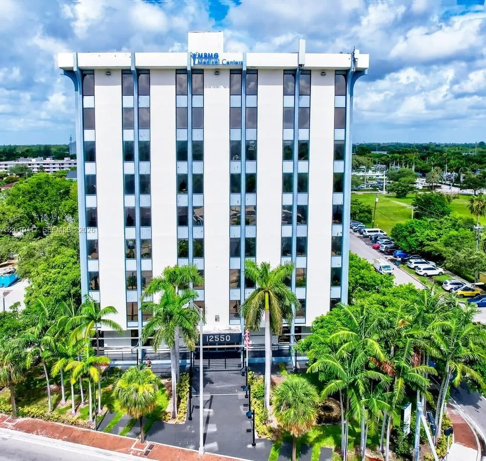 En Venta 12550 Biscayne Boulevard 605, North Miami, FL 33181, North Miami, FL 33181