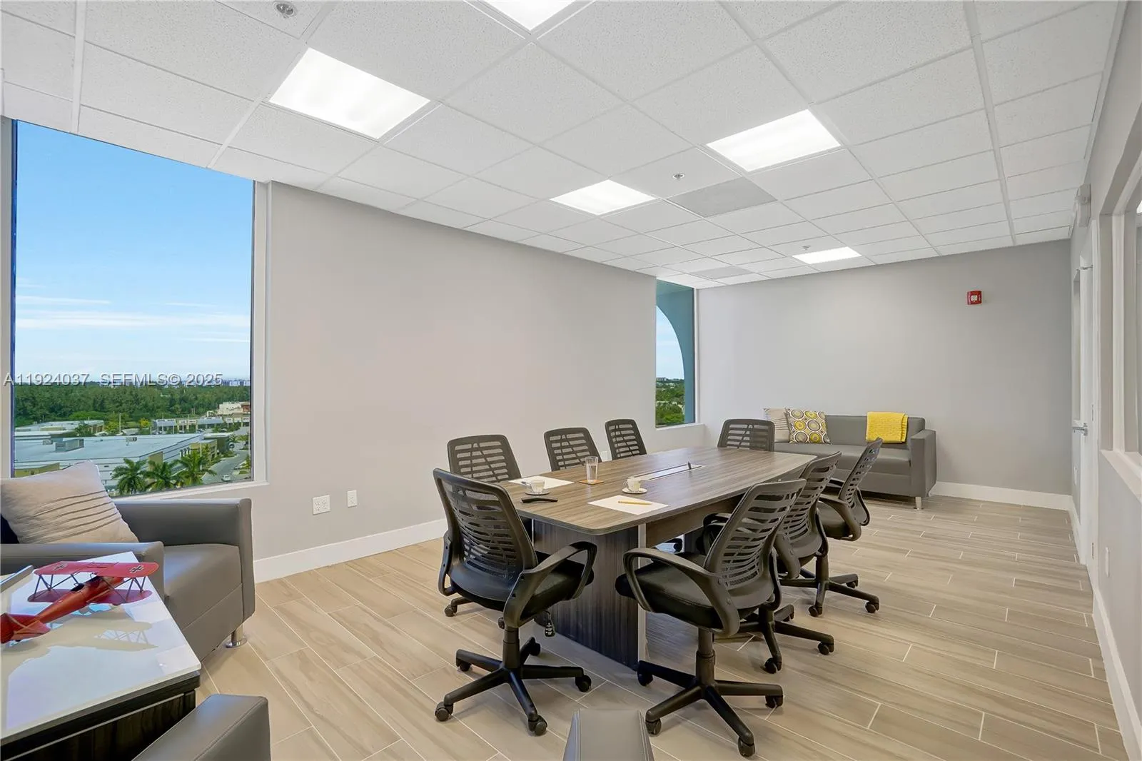 Meeting Room - 8 chairs - 2 singles sofas + Sofa - TV Screen (Never was use them, Brand New)