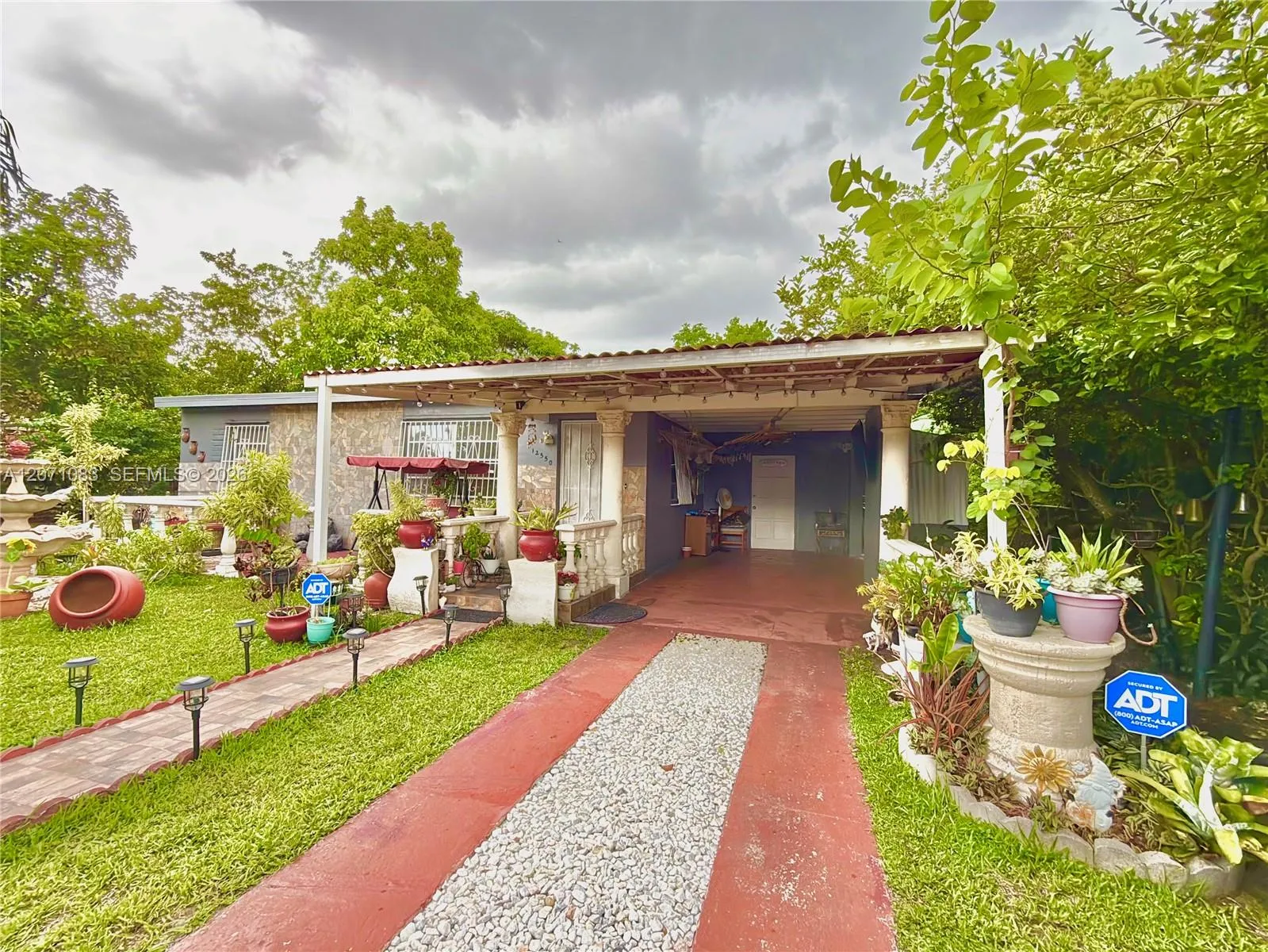 Foto de propiedad en 12550 NW 1st Avenue, North Miami, FL 33168 North Miami con MLS# 