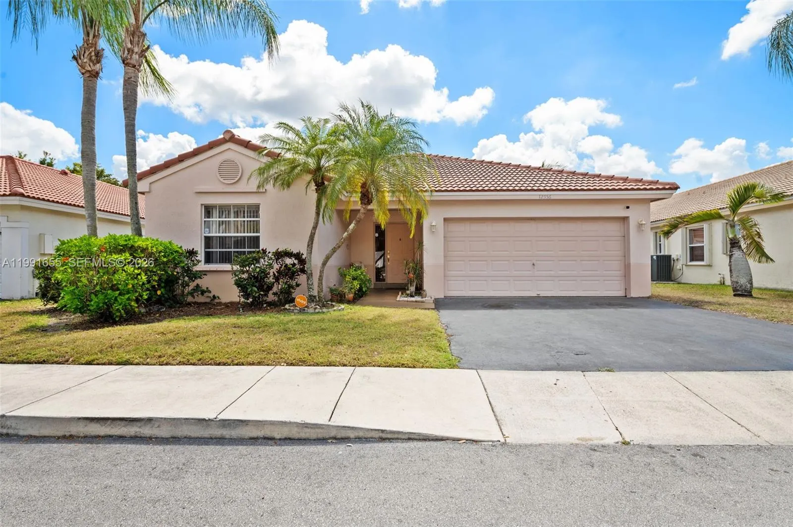 Foto de propiedad en 12556 NW 10th Place, Sunrise, FL 33323 Sunrise con MLS# 