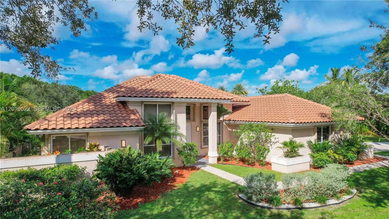 Foto de propiedad en 1256 S Manor Drive S, Weston, FL 33326 Weston con MLS# 