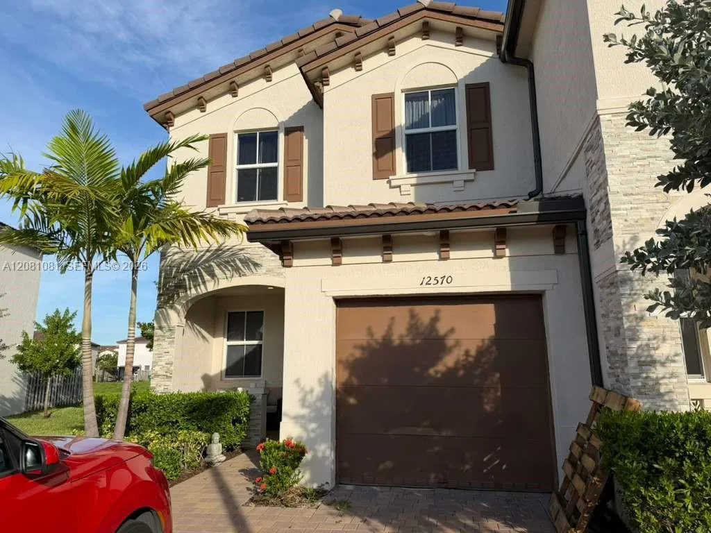 Foto de propiedad en 12570 NW 22nd Place, Miami, FL 33167 Miami con MLS# 