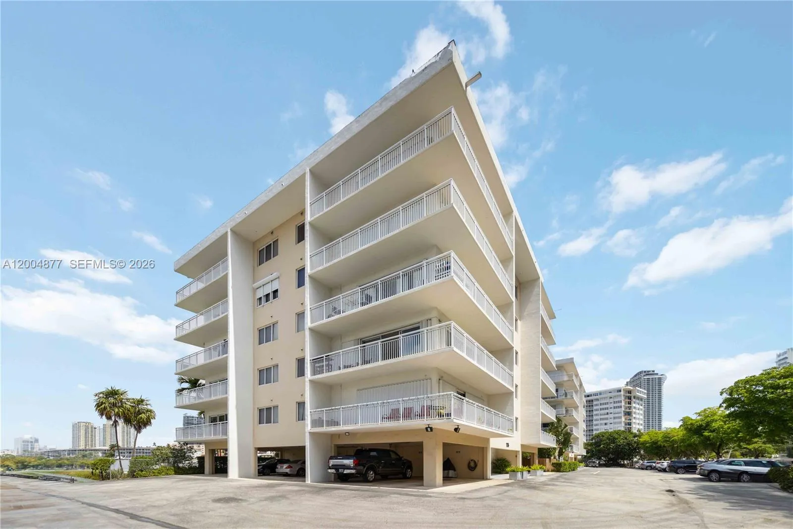 Foto de propiedad en 126 Golden Isles Drive 32A, Hallandale Beach, FL 33009 Hallandale Beach con MLS#