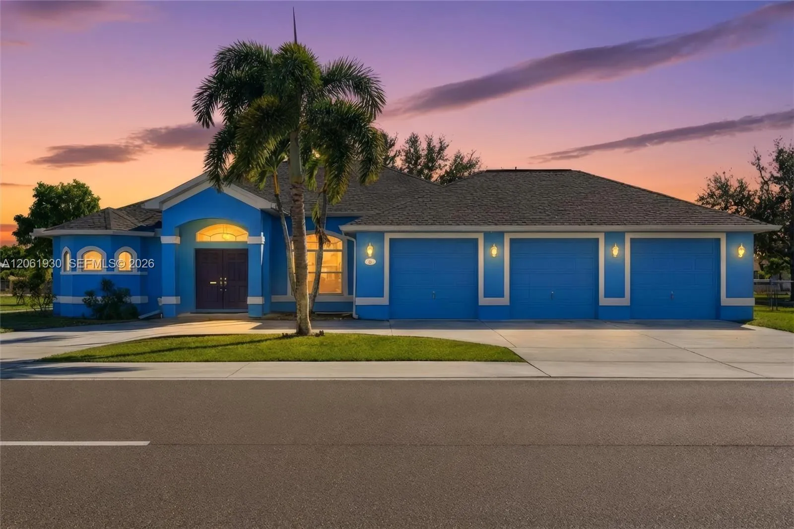 Foto de propiedad en 126 Nicholas Parkway W, Cape Coral, FL 33991 Cape Coral con MLS# 