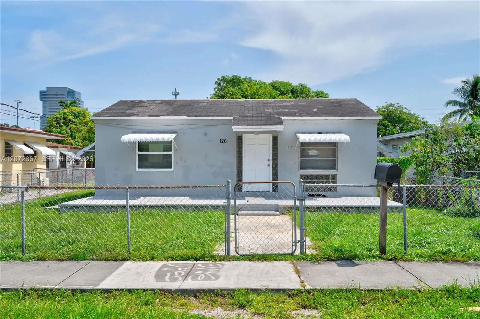 Foto de propiedad en 126 SE 4th Street, Hallandale Beach, FL 33009 Hallandale Beach con MLS# 
