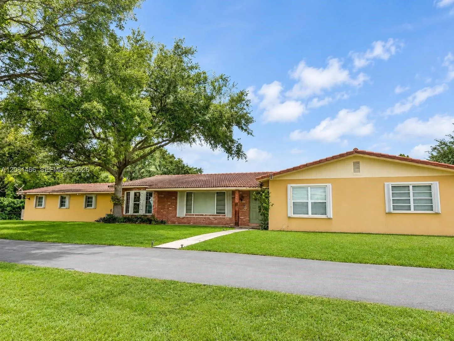 Foto de propiedad en 12601 Stirling Road, Southwest Ranches, FL 33330 Southwest Ranches con MLS# 