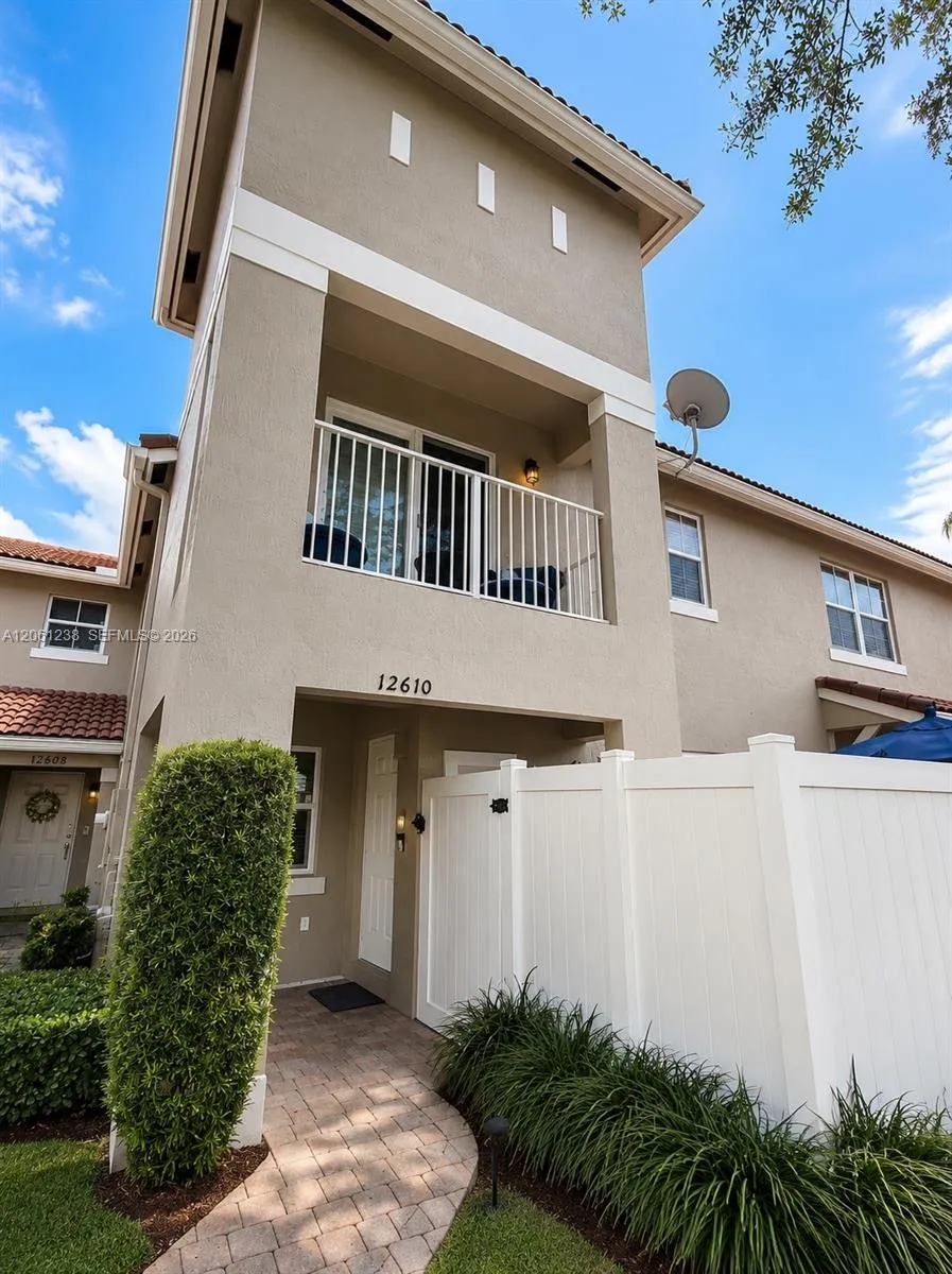 Foto de propiedad en 12610 SW 54th Street 12610, Miramar, FL 33027 Miramar con MLS# 