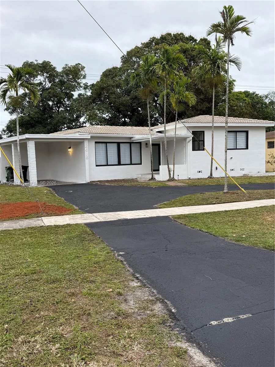 Foto de propiedad en 12615 N Miami Avenue, North Miami, FL 33168 North Miami con MLS# 