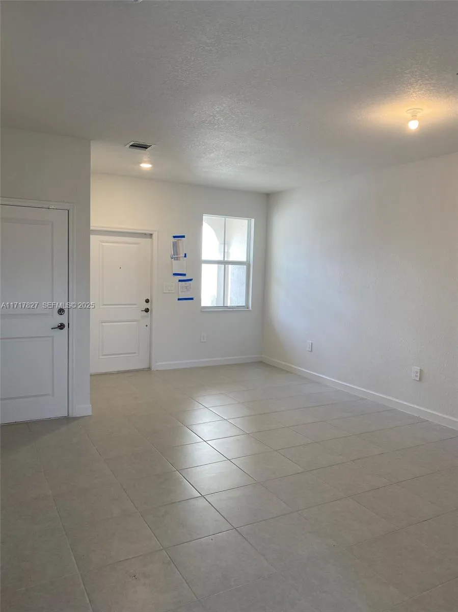Foto de propiedad en 12623 NW 24th Avenue 12623, Miami, FL 33167 Miami con MLS# 