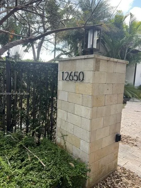 Foto de propiedad en 12650 SW 77th Avenue, Pinecrest, FL 33156 Pinecrest con MLS# 
