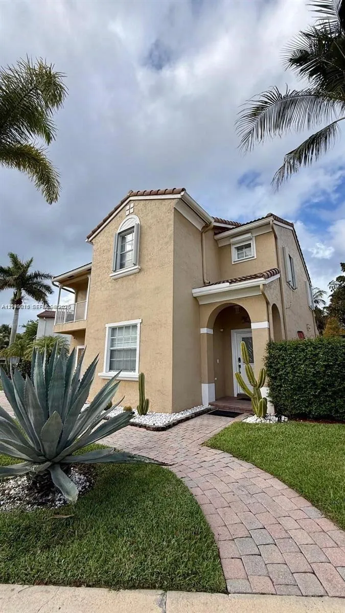 Foto de propiedad en 12653 NW 7th Court, Coral Springs, FL 33071 Coral Springs con MLS# 