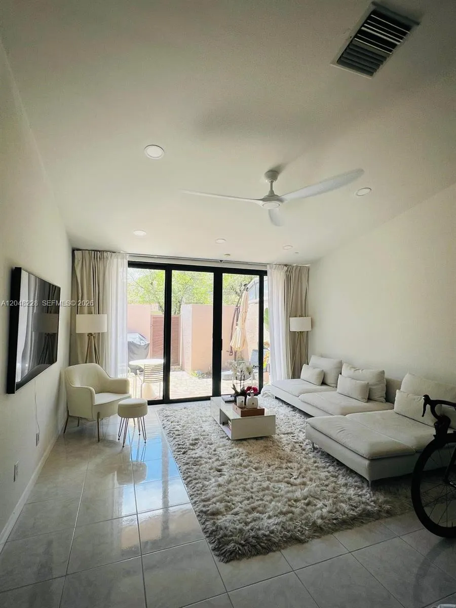 Foto de propiedad en 1269 NW 123rd Avenue, Pembroke Pines, FL 33026 Pembroke Pines con MLS# 