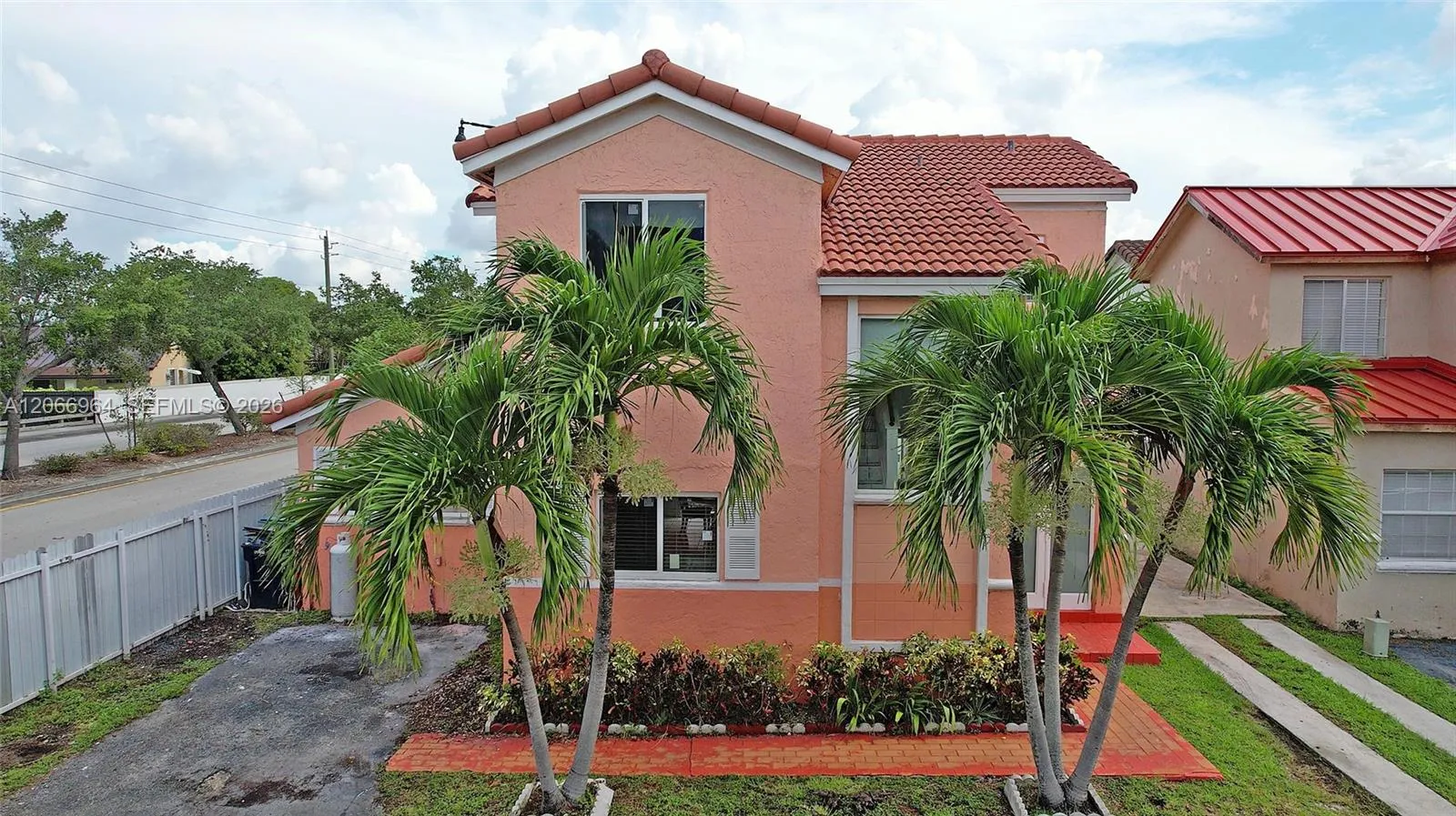 Foto de propiedad en 12693 NW 8th Terrace, Miami, FL 33182 Miami con MLS# 