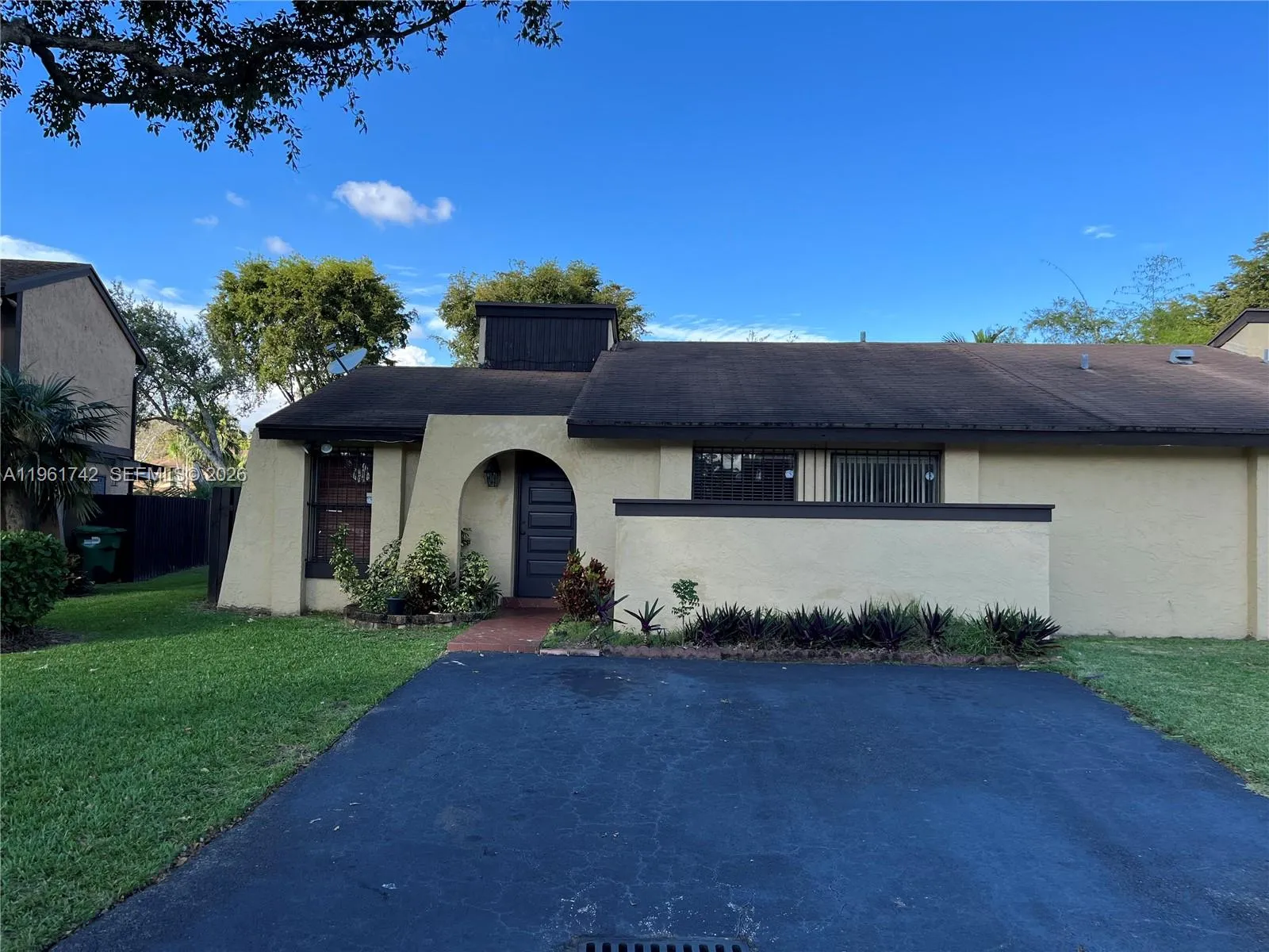 Foto de propiedad en 12713 SW 70th Lane, Miami, FL 33183 Miami con MLS# 