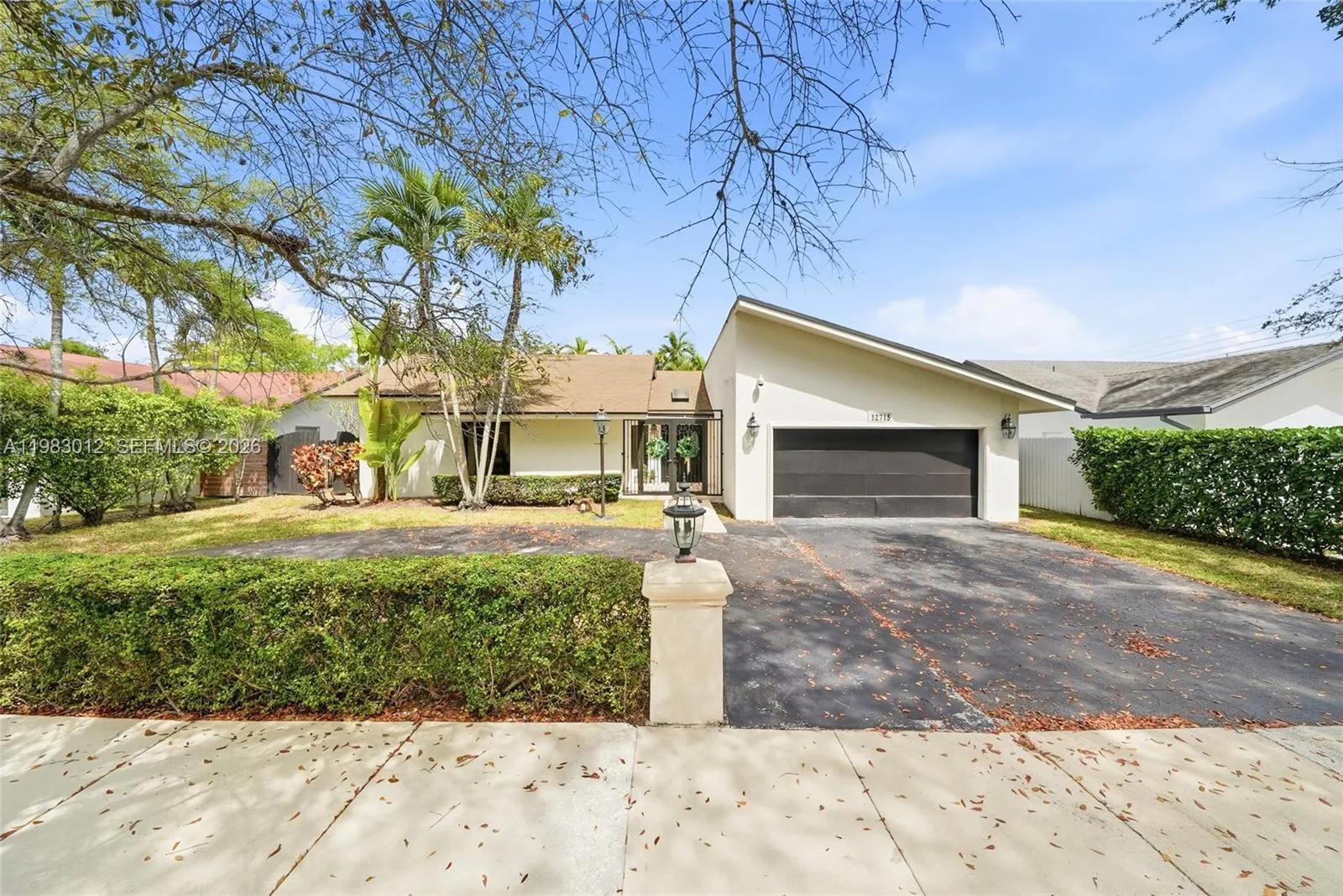 Foto de propiedad en 12715 SW 96th Terrace, Miami, FL 33186 Miami con MLS# 