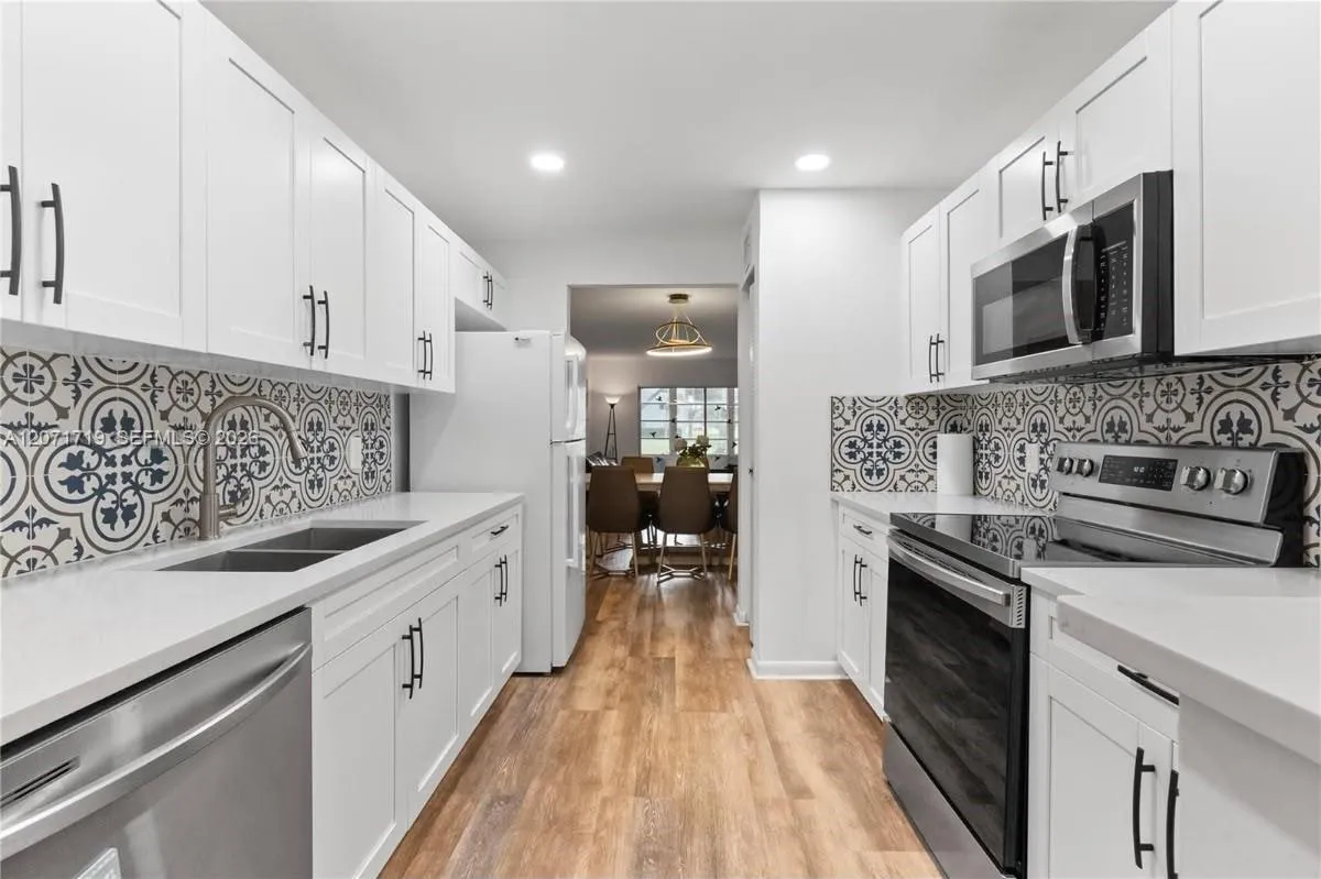 Foto de propiedad en 12750 SW 4th Court 105J, Pembroke Pines, FL 33027 Pembroke Pines con MLS# 