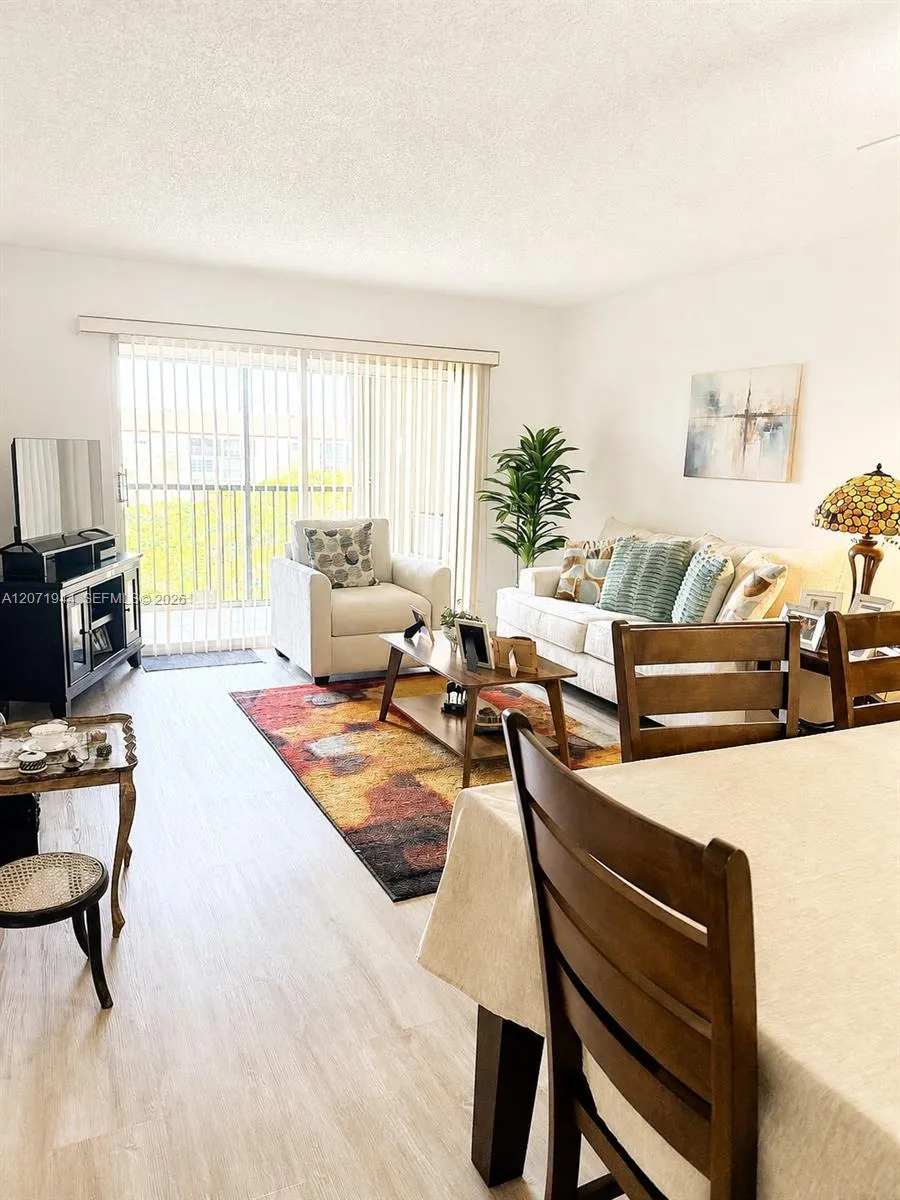 Foto de propiedad en 12755 SW 16th Court 406B, Pembroke Pines, FL 33027 Pembroke Pines con MLS# 
