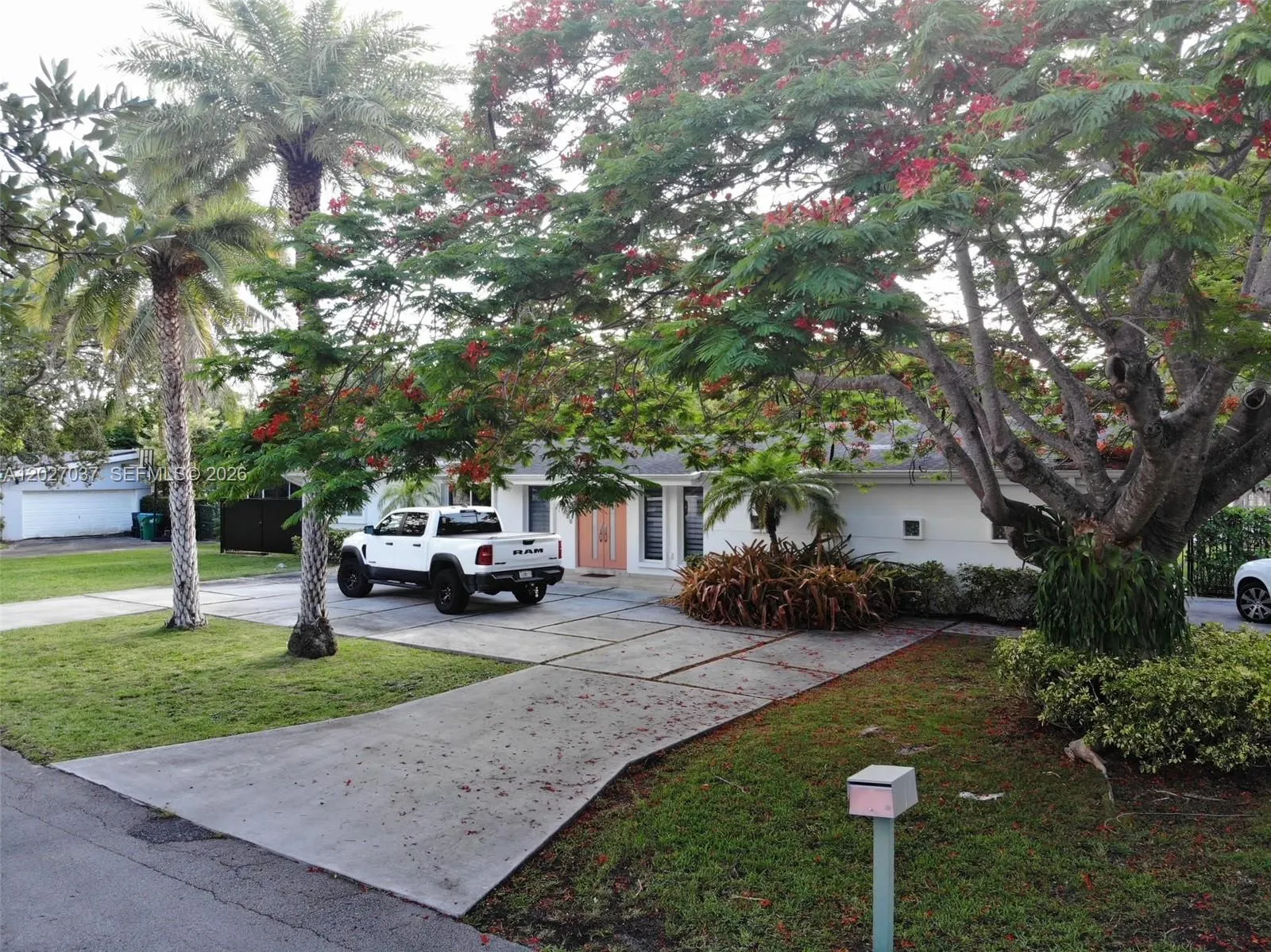 Foto de propiedad en 12800 SW 82nd Court, Pinecrest, FL 33156 Pinecrest con MLS# 