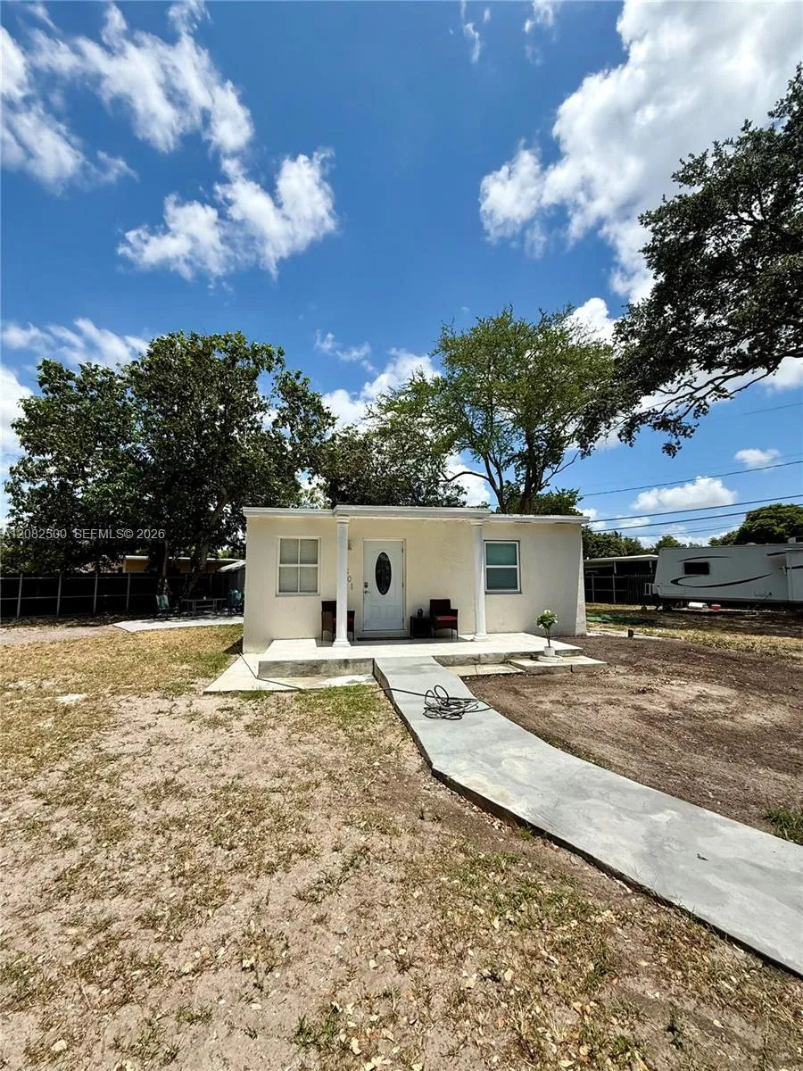 Foto de propiedad en 12801 Westview Drive, Miami, FL 33167 Miami con MLS# 