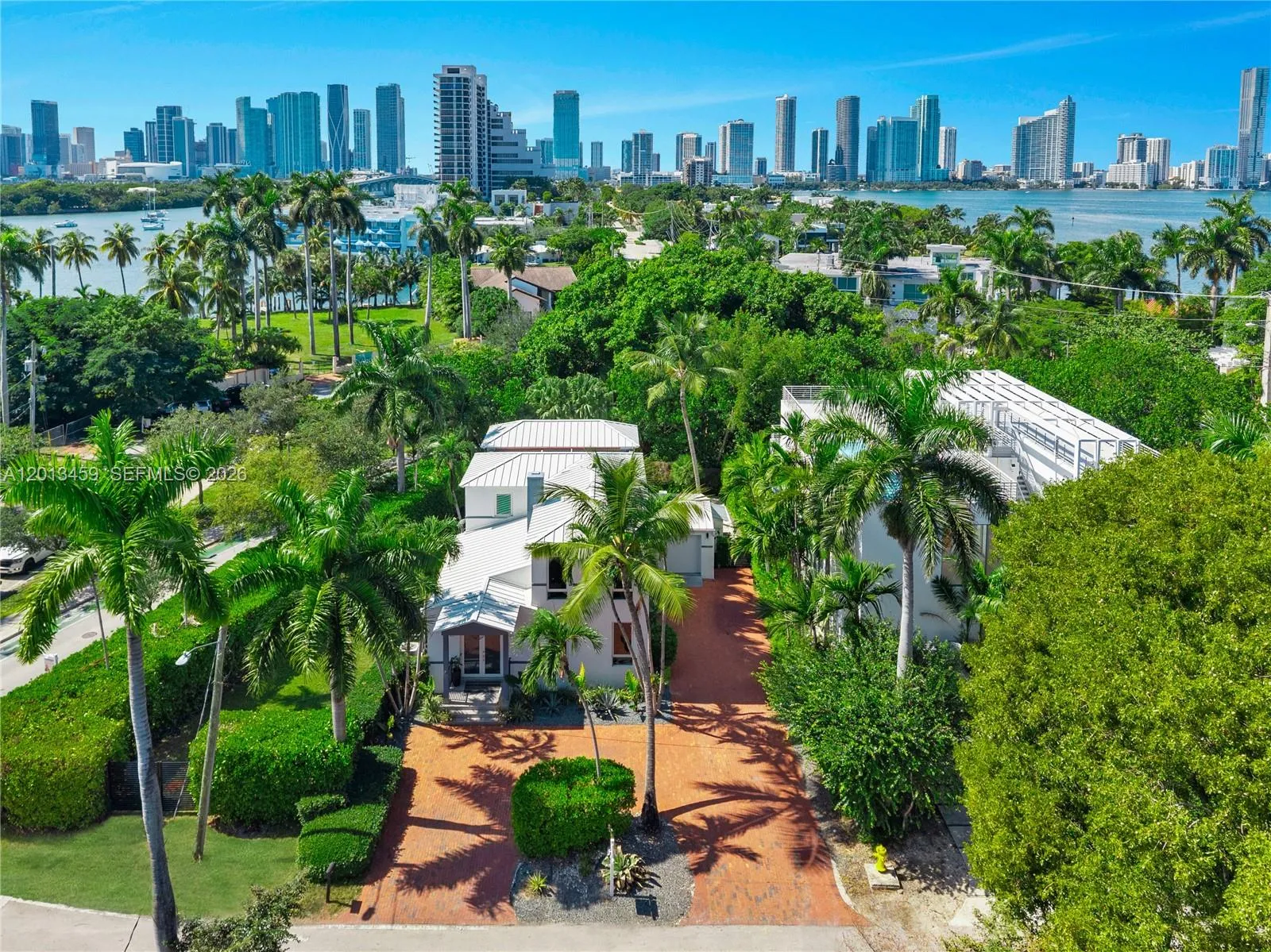 Foto de propiedad en 1281 S Venetian Way, Miami, FL 33139 Miami con MLS# 