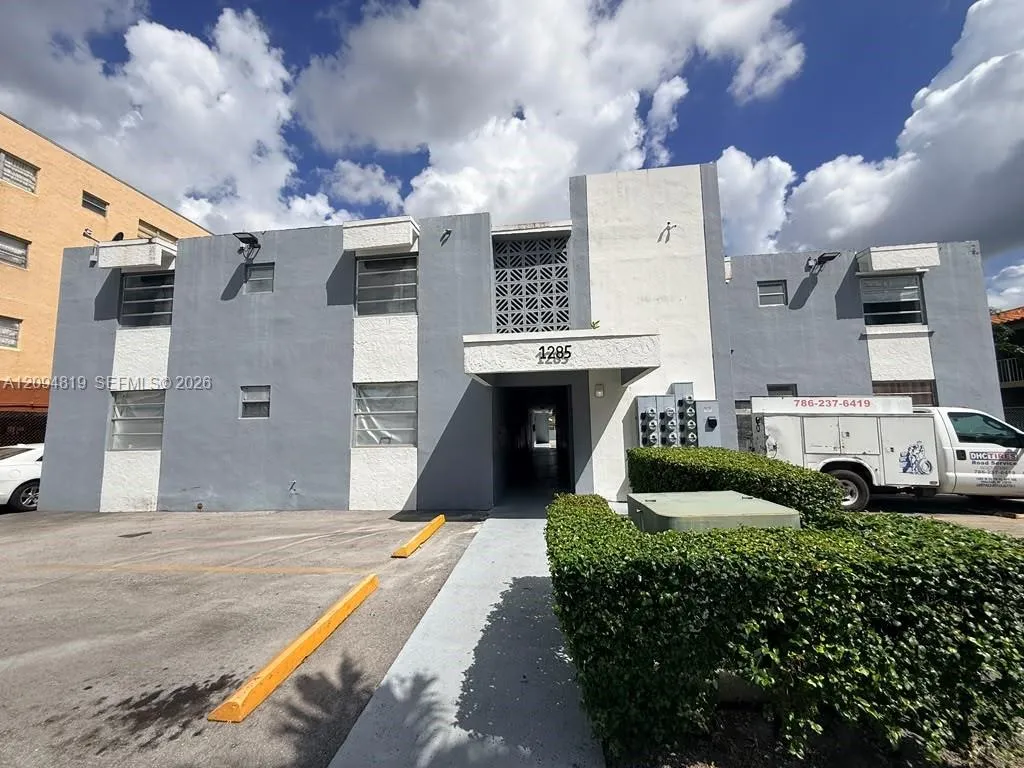 En Renta 1285 W 26th Place 205, Hialeah, FL 33010, Hialeah, FL 33010