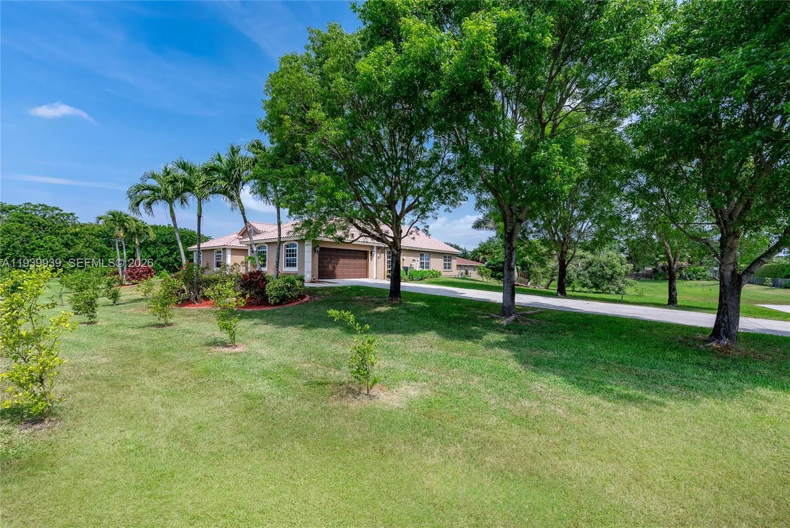 Foto de propiedad en 12851 Luray Road, Southwest Ranches, FL 33330 Southwest Ranches con MLS# 