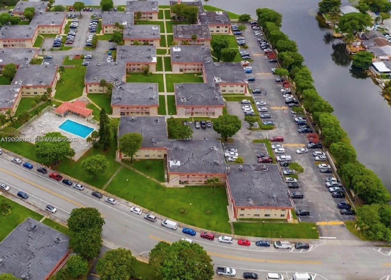 Foto de propiedad en 12860 SW 43rd Drive 244-B, Miami, FL 33175 Miami con MLS# 
