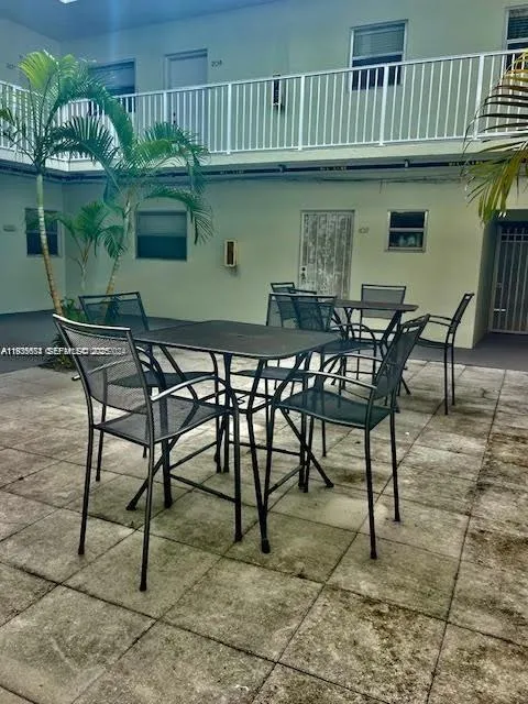Foto de propiedad en 12890 NE 8th Avenue 102, North Miami, FL 33161 North Miami con MLS# 