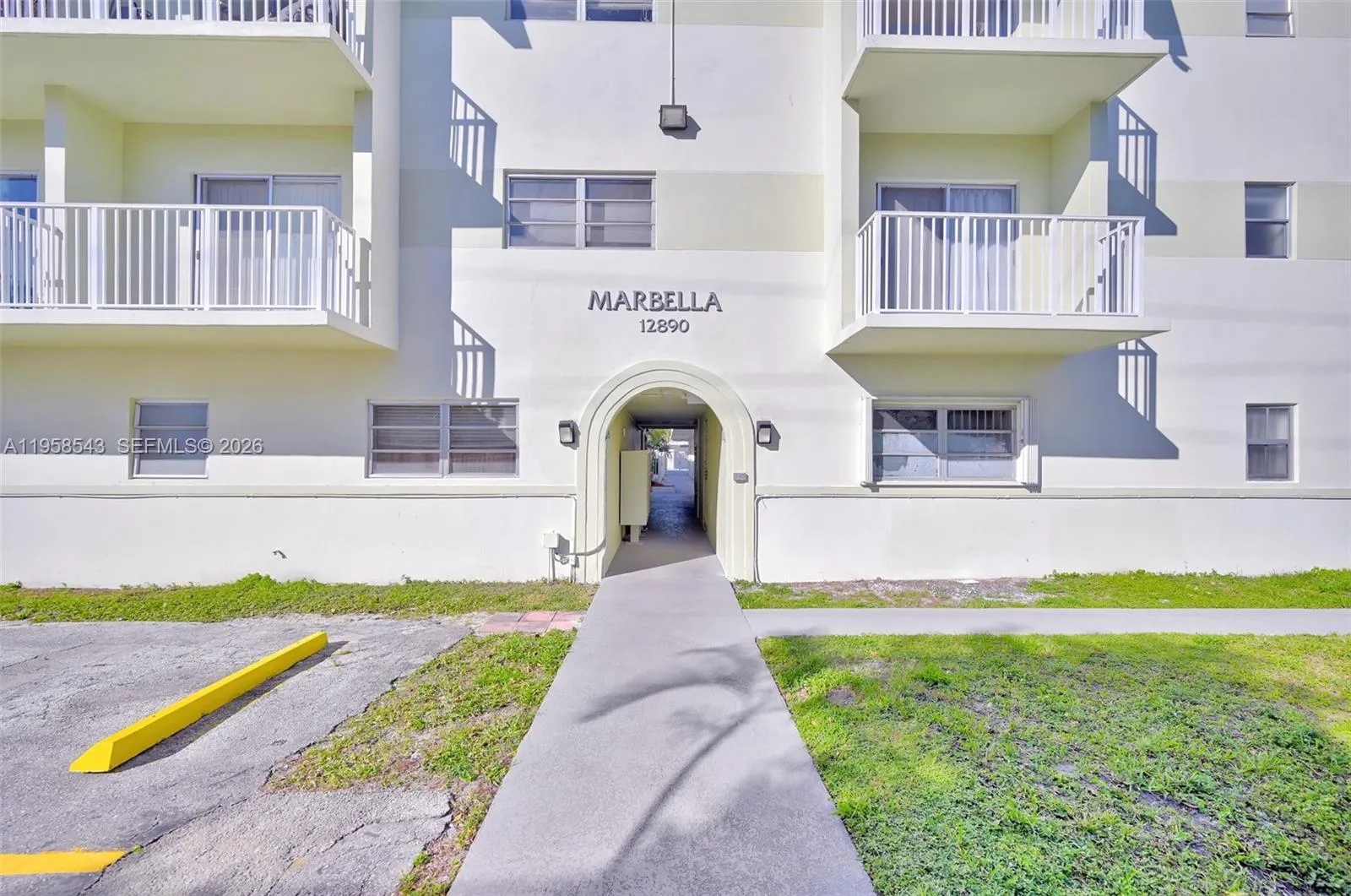 Foto de propiedad en 12890 NE 8th Avenue 208, North Miami, FL 33161 North Miami con MLS# 