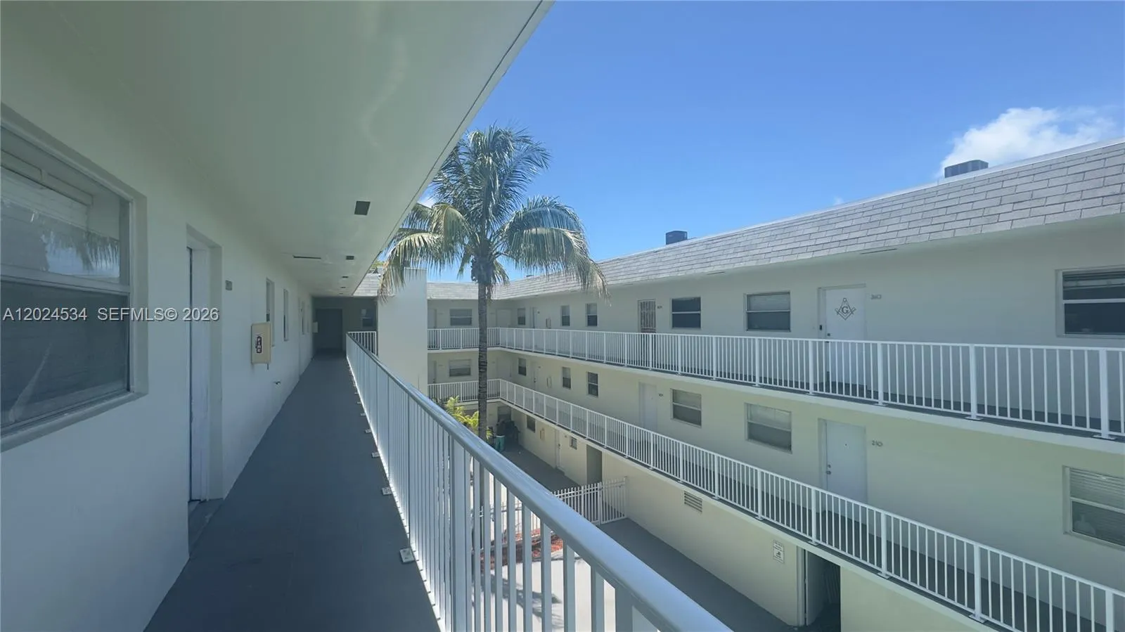Foto de propiedad en 12890 NE 8th Avenue 302, North Miami, FL 33161 North Miami con MLS# 
