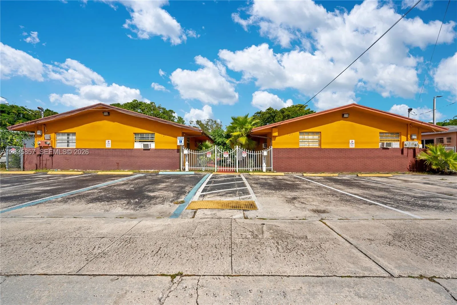 Foto de propiedad en 129-131 SE 5th Street, Hallandale Beach, FL 33009 Hallandale Beach con MLS# 