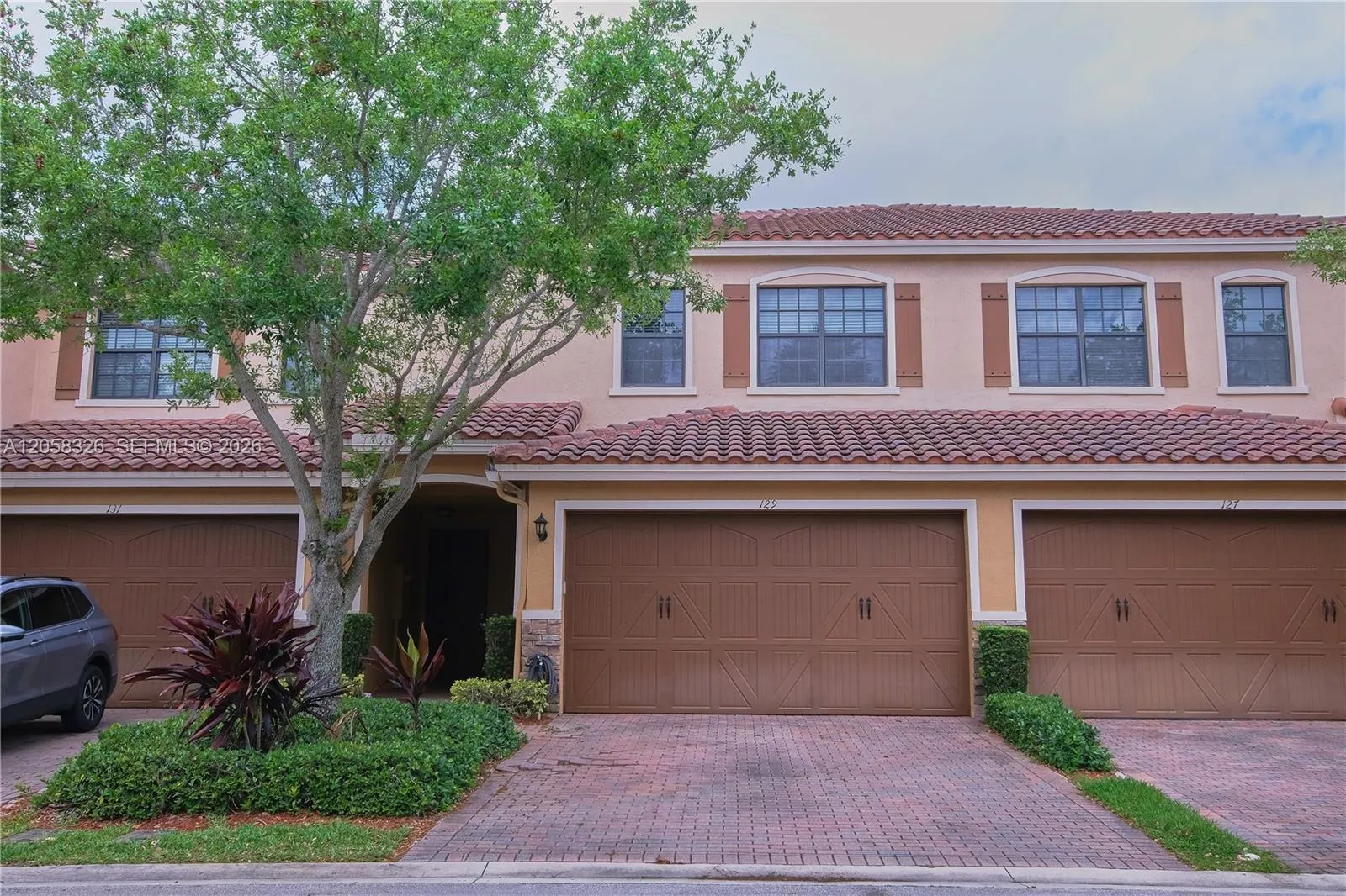 Foto de propiedad en 129 Riverwalk Circle E, Plantation, FL 33325 Plantation con MLS# 