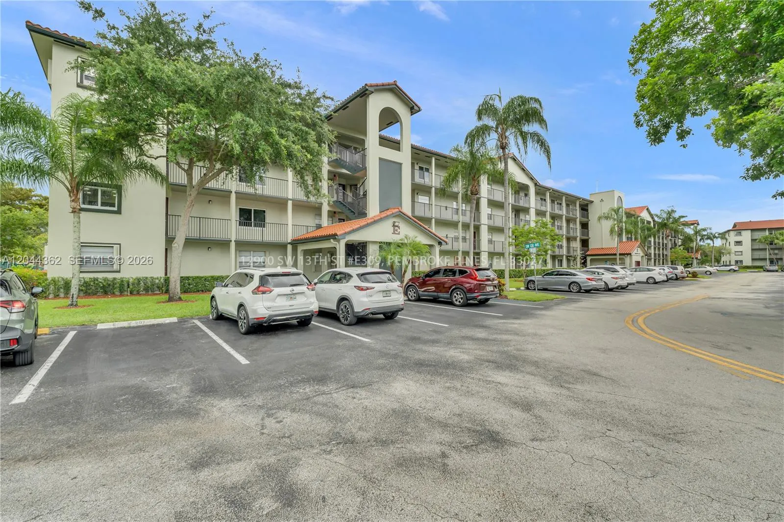 Foto de propiedad en 12900 SW 13th Street 309E, Pembroke Pines, FL 33027 Pembroke Pines con MLS# 