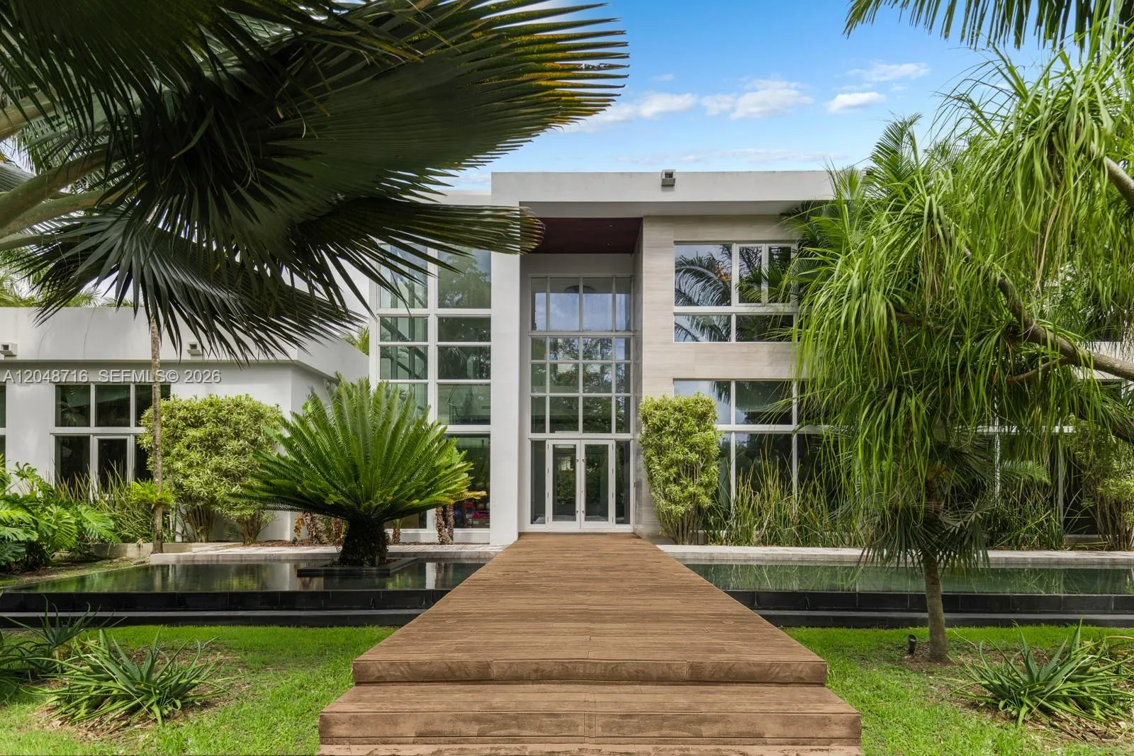 Foto de propiedad en 12900 SW 63rd Avenue, Pinecrest, FL 33156 Pinecrest con MLS# 