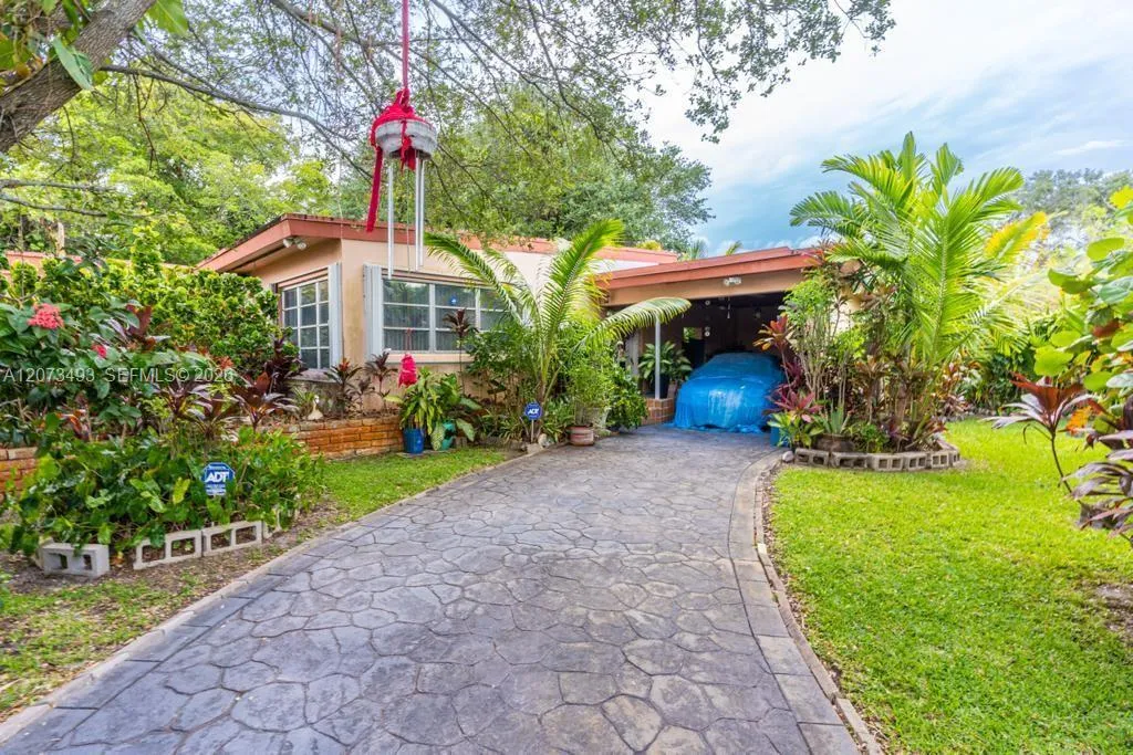 Foto de propiedad en 12920 NE 3rd Avenue 12920, North Miami, FL 33161 North Miami con MLS# 