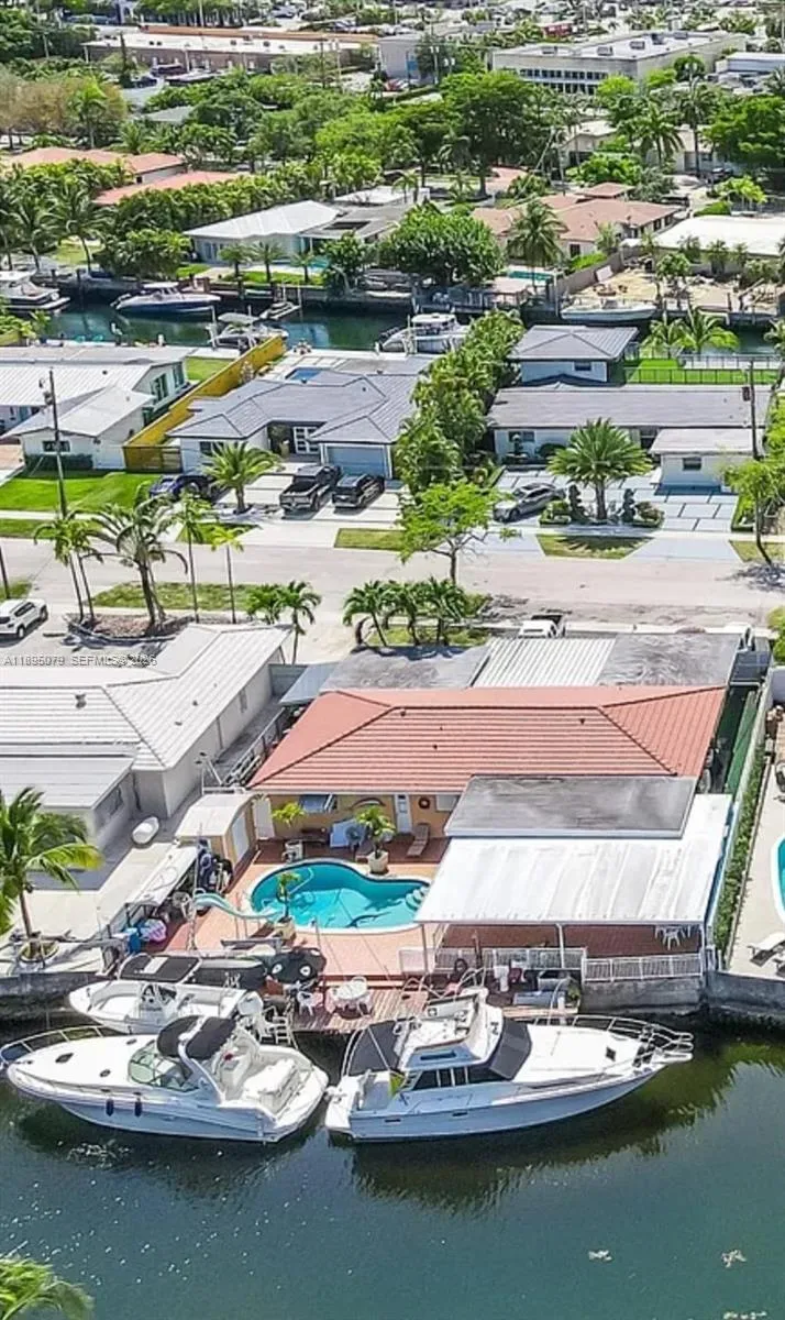 Foto de propiedad en 12941 Auralia Road, North Miami, FL 33181 North Miami con MLS# 