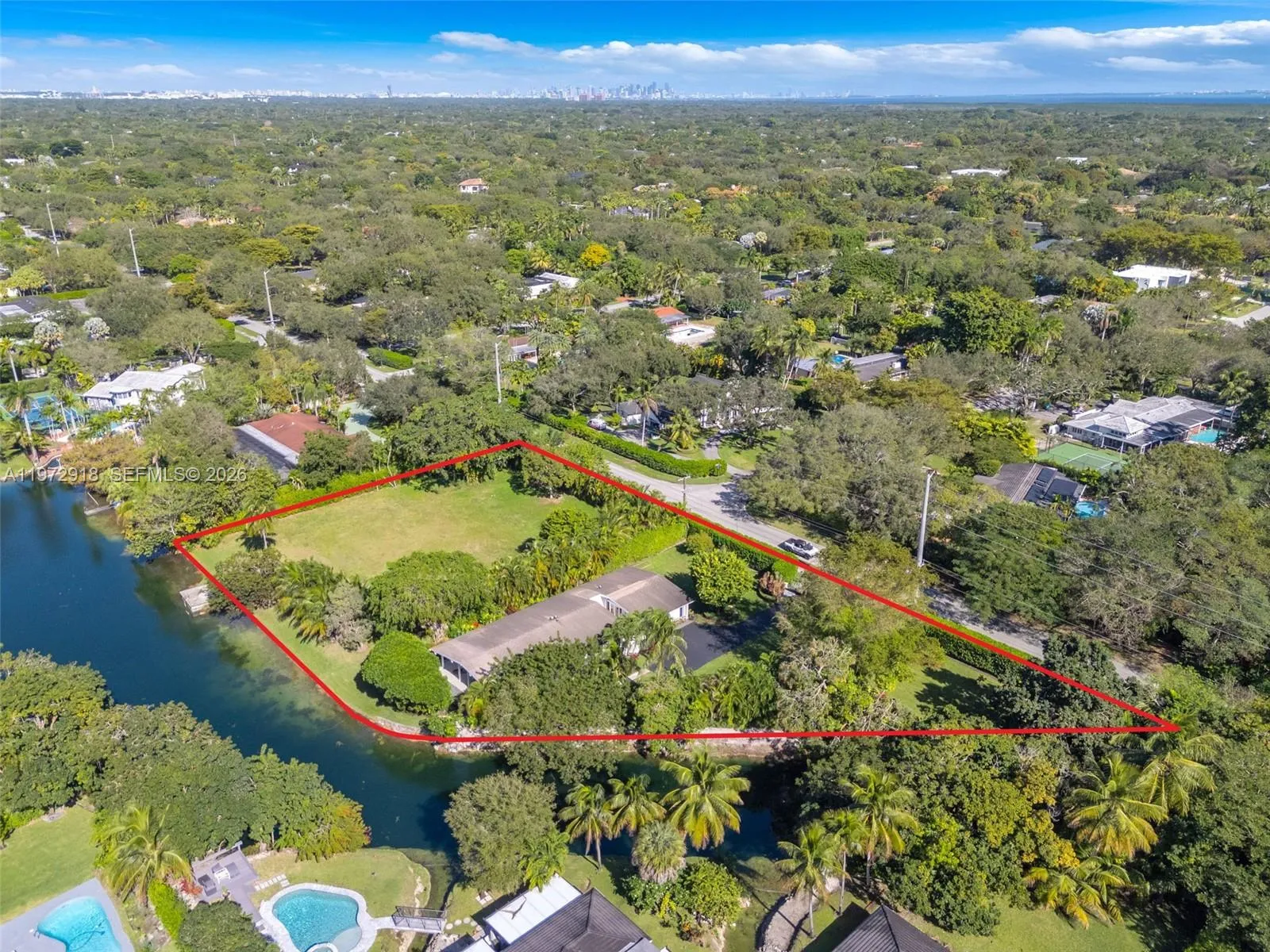 Foto de propiedad en 12950 SW 67th Avenue, Pinecrest, FL 33156 Pinecrest con MLS# 