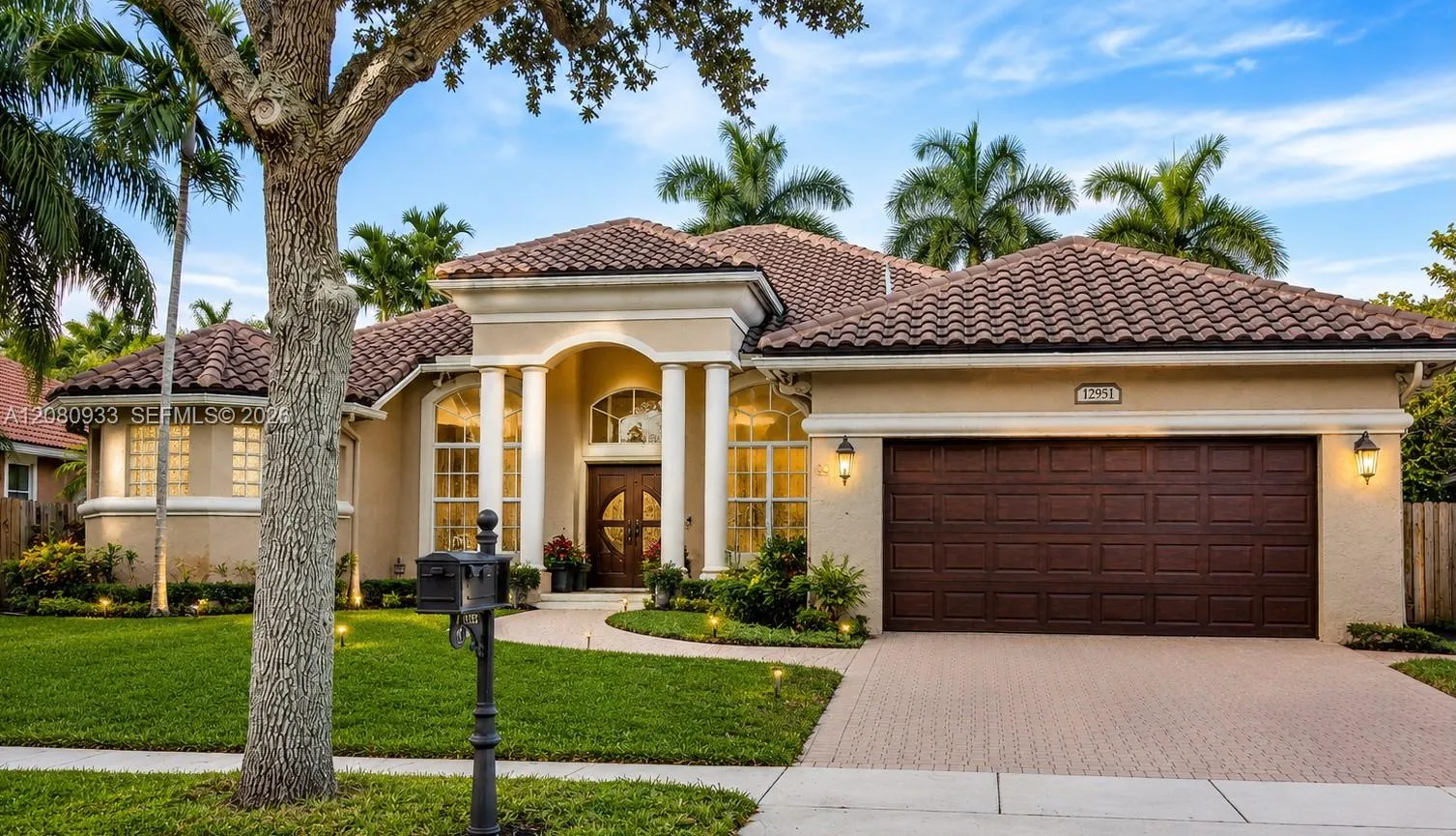 Foto de propiedad en 12951 NW 23rd Street, Pembroke Pines, FL 33028 Pembroke Pines con MLS# 