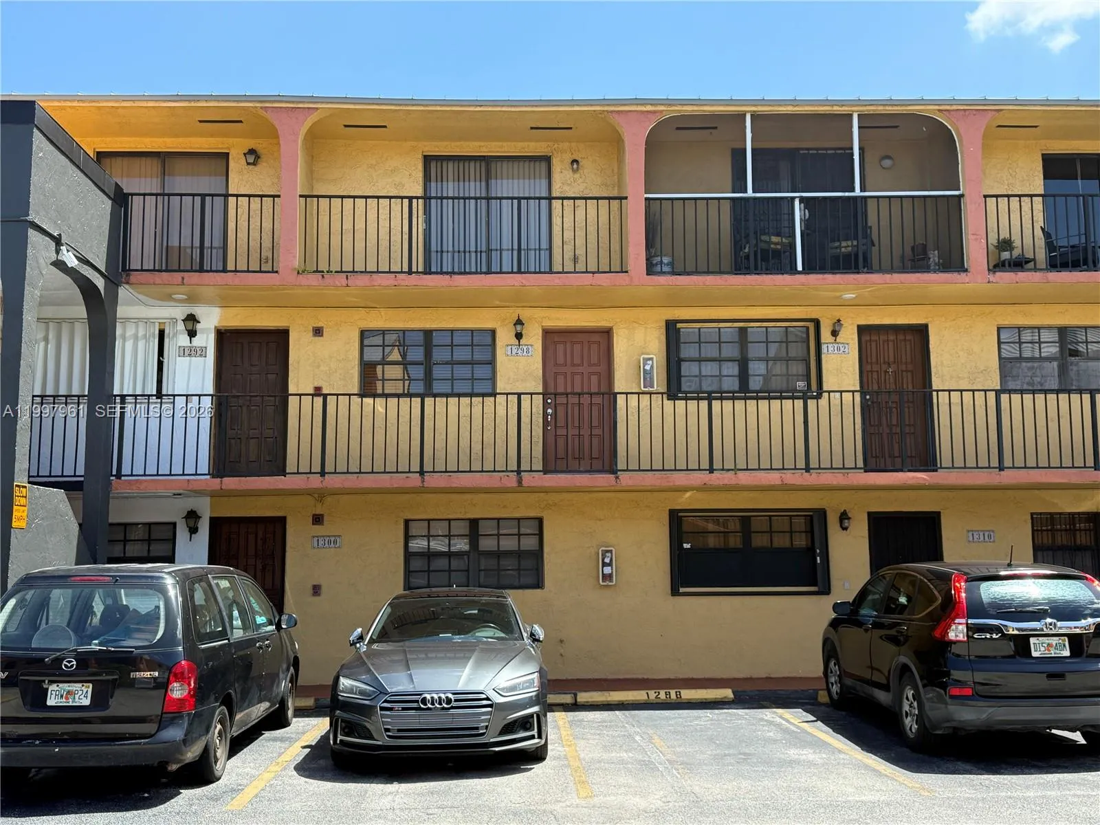 Foto de propiedad en 1298 W 51st Place D-29, Hialeah, FL 33012 Hialeah con MLS# 