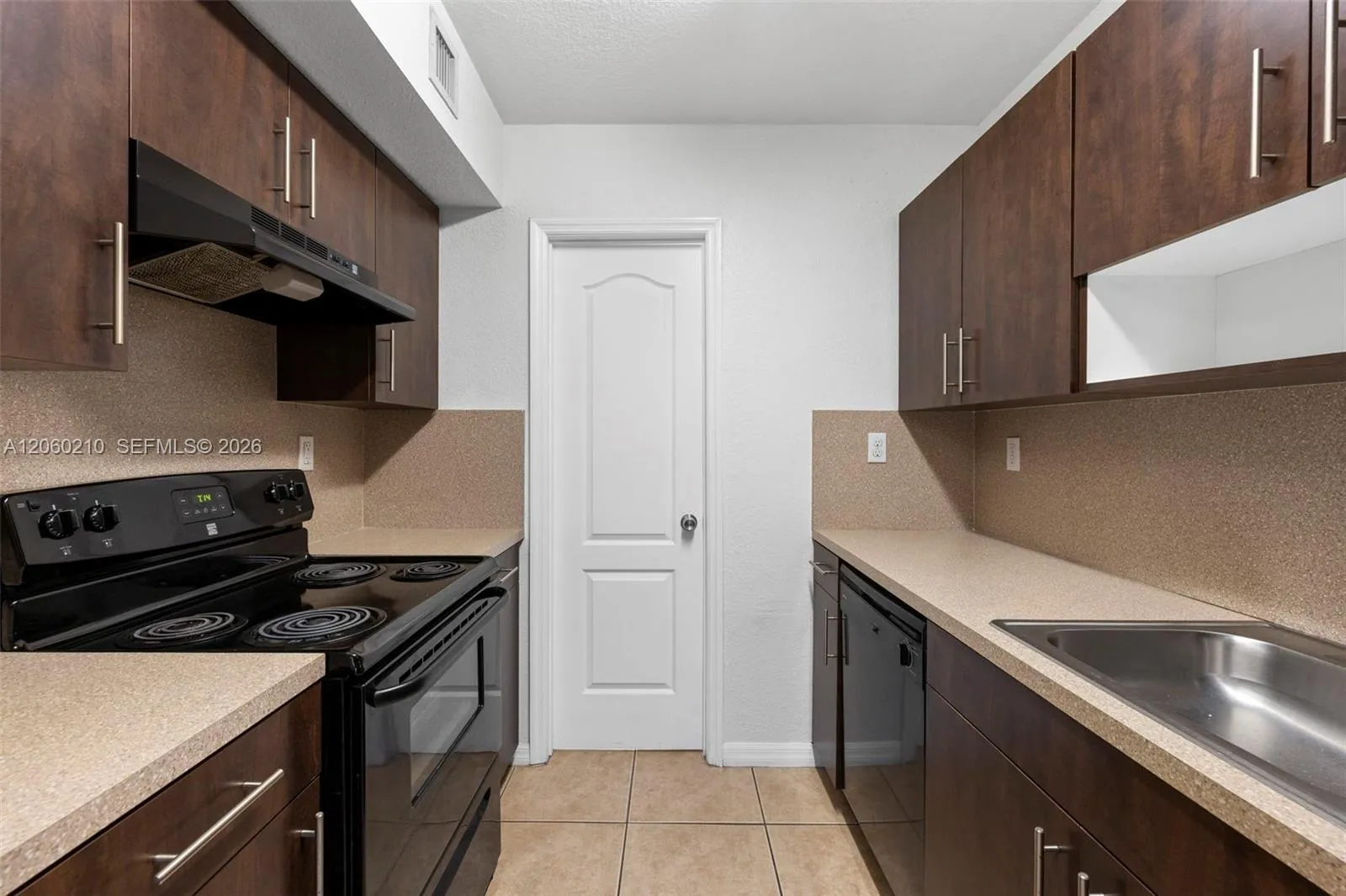 Foto de propiedad en 13 S Royal Poinciana Boulevard 14, Miami Springs, FL 33166 Miami Springs con MLS# 