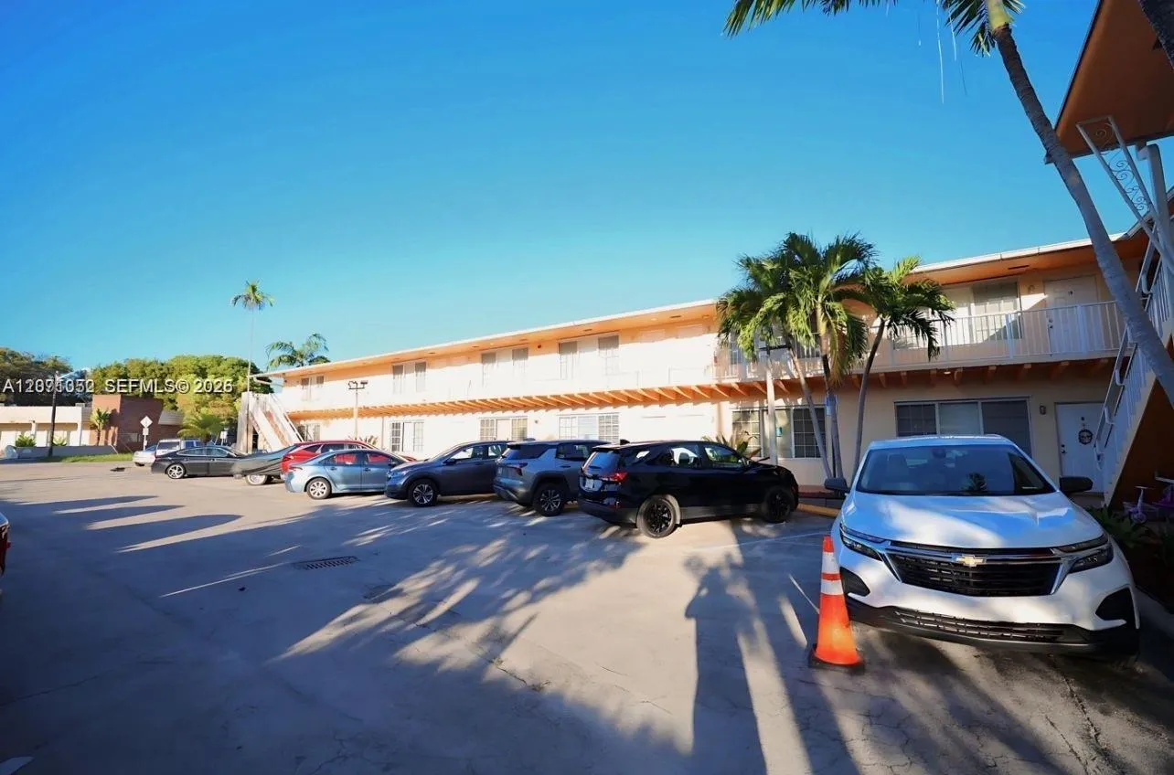 Foto de propiedad en 13 S Royal Poinciana Boulevard 2, Miami Springs, FL 33166 Miami Springs con MLS# 