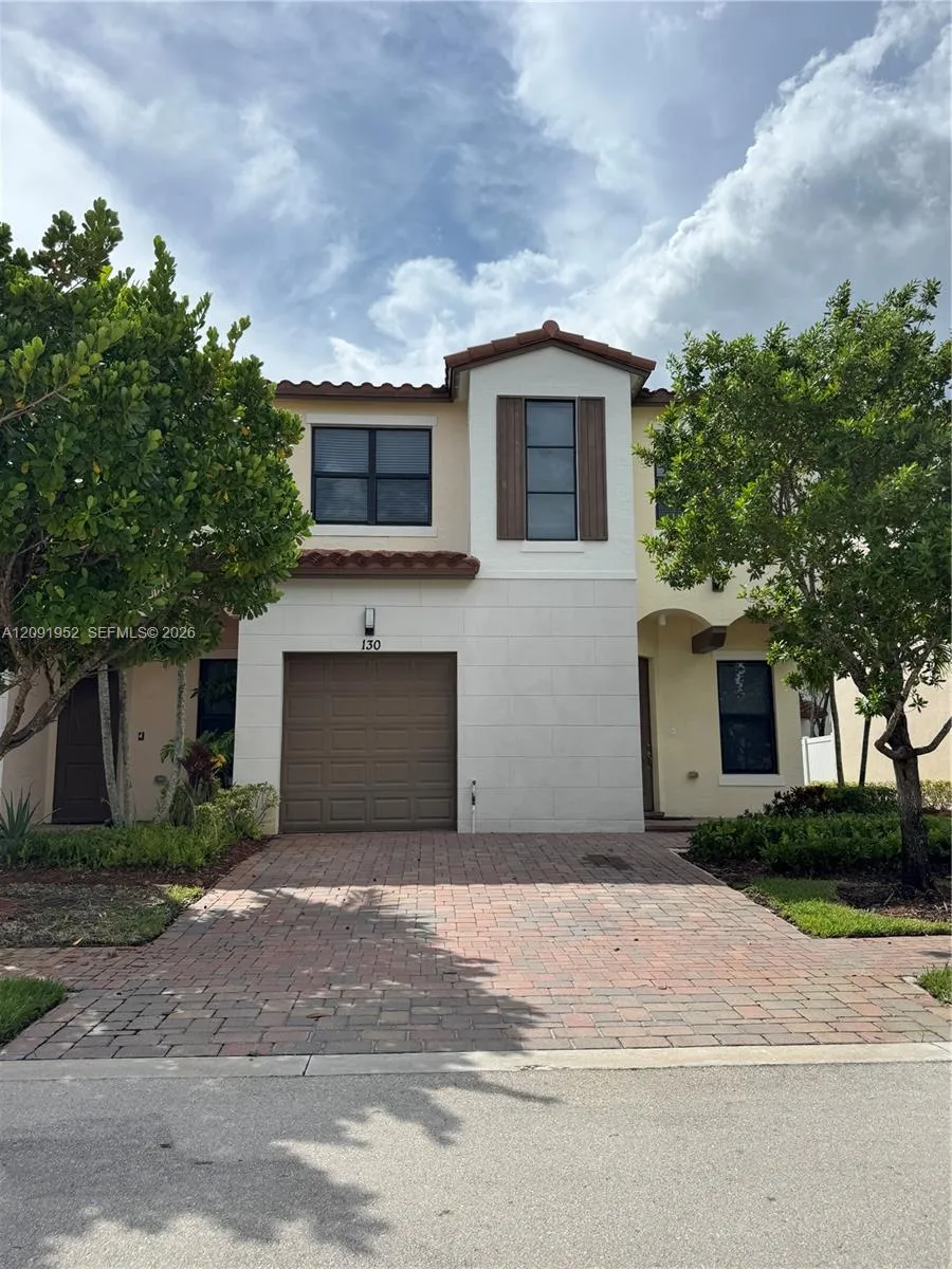Foto de propiedad en 130 NW 209th Trail 130, Pembroke Pines, FL 33029 Pembroke Pines con MLS# 