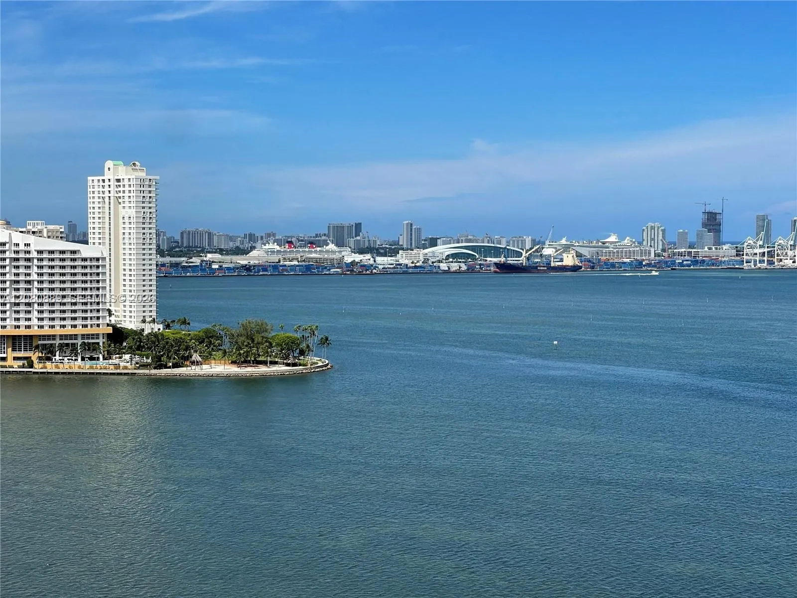 Foto de propiedad en 1300 Brickell Bay Drive 2010, Miami, FL 33131 Miami con MLS# 